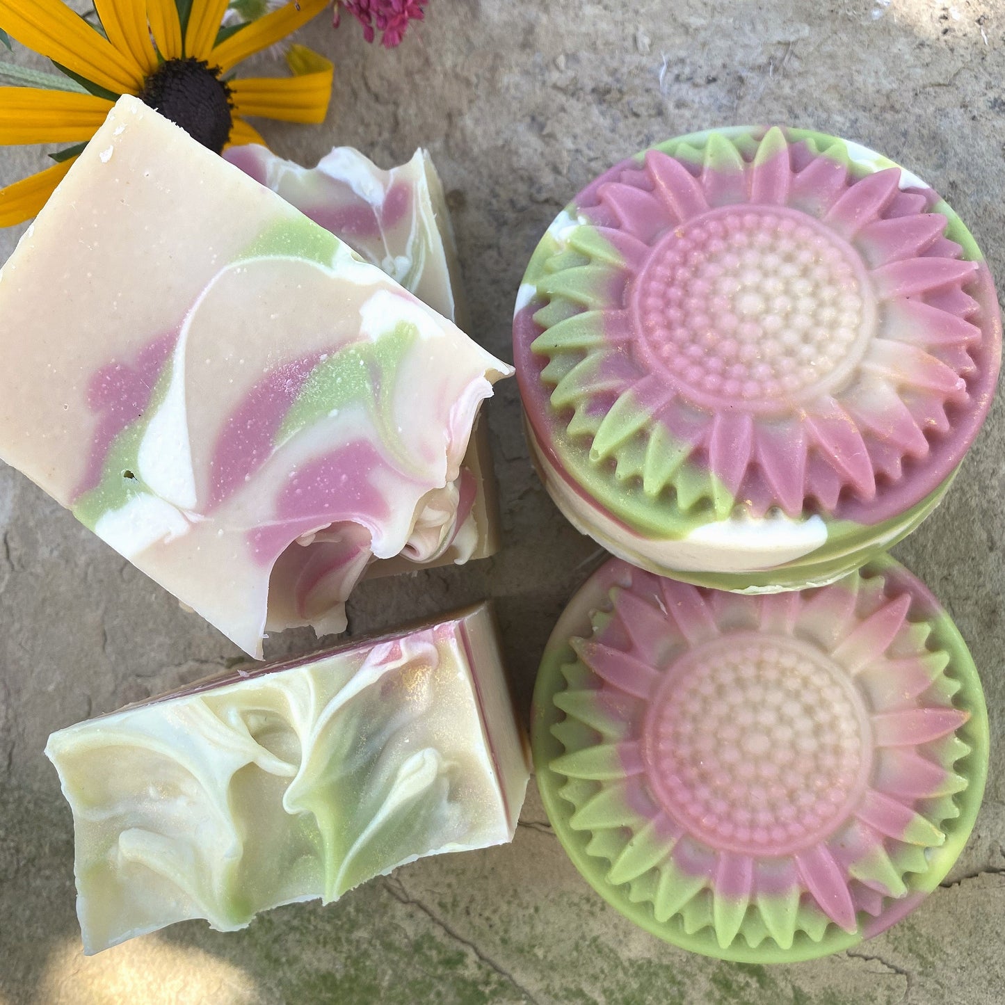 Buttermilchseife quadratisch und als Blüte