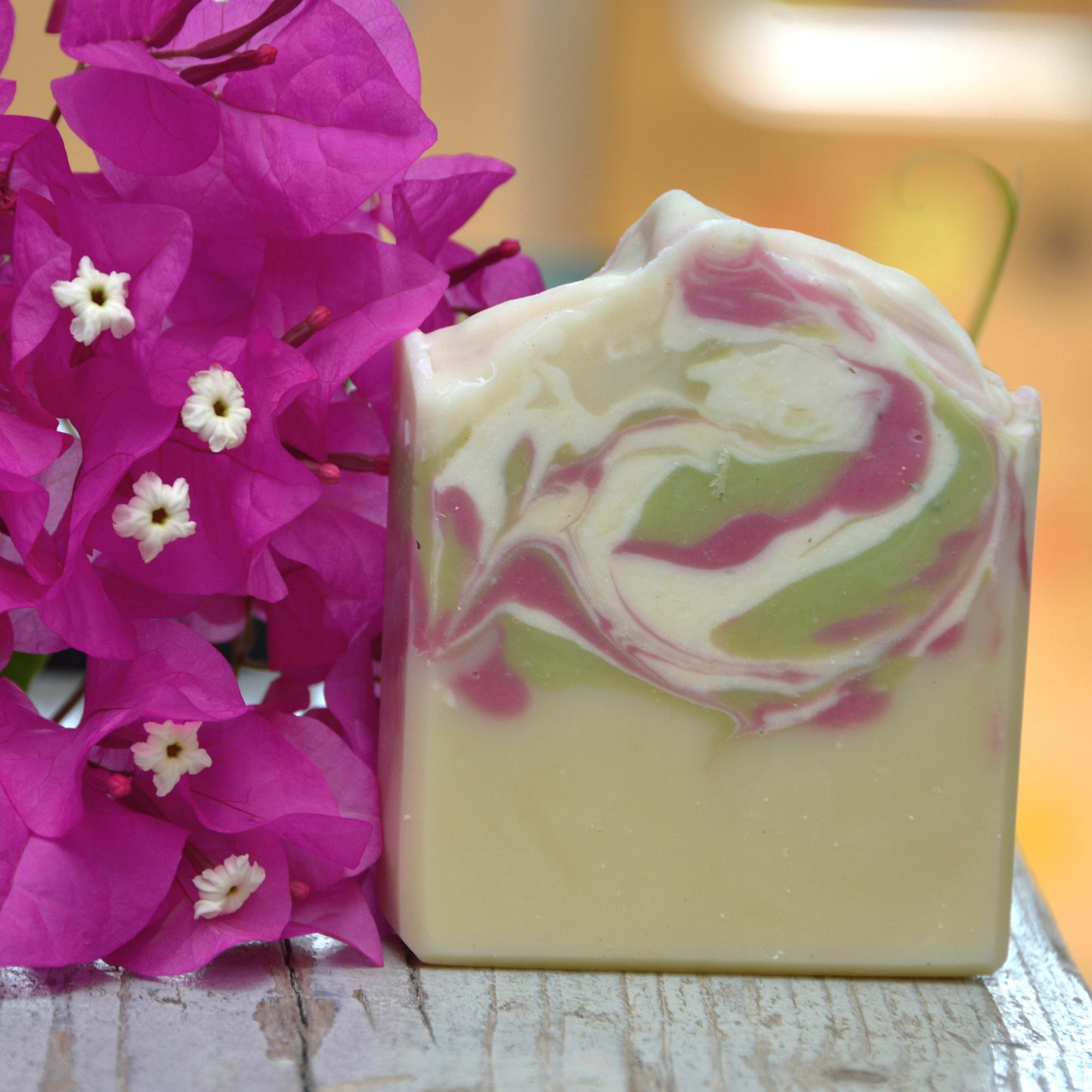 Biologisch abbaubare Buttermilchseife mit einem zarten blumigen Duft. Pflegende Öle mit zusätzlicher Buttermilch und Kaolin.