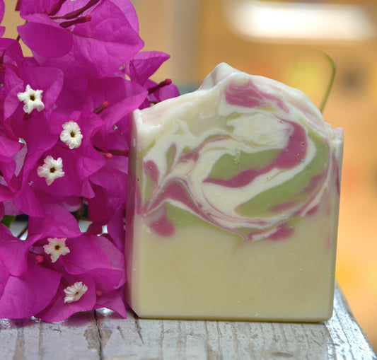 Biologisch abbaubare Seife mit einem zarten blumigen Duft. Pflegende Öle mit zusätzlicher Buttermilch und Kaolin.